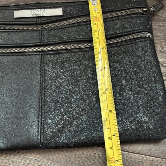 Jones NY PVC Cosmetic/travel wedge pouch,2 zip front pockets 1 interior,texture - Picture 12 of 12